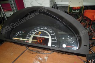 Дорестайлинговая приборная панель AMG